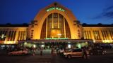 12 тривог за добу паралізували Київ: метро стоїть, люди штурмують вокзал пішки