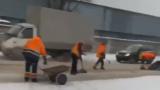 Нова технологія? У Києві комунальники поклали асфальт поверх снігу