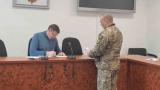 Мэру Броваров в помещении горсовета вручили повестку в военкомат – видео