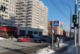 По улице Михаила Максимовича заработал светофор, обустроенный с учетом принципов безбарьерности