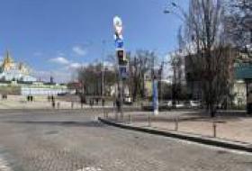 В Киеве появился первый светофор с красным кругом запрета