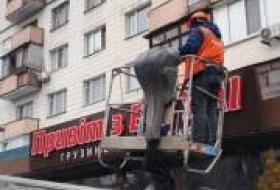 В Киеве за 2025 год демонтировали более 21 тысячи незаконных рекламных конструкций и вывесок