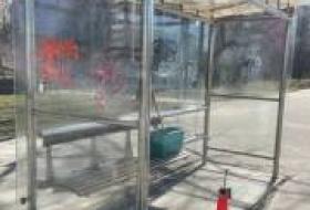 Коммунальщики очищают и ремонтируют павильоны ожидания