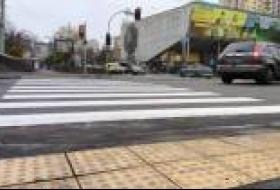 В Киеве обустроили новый наземный безбарьерный пешеходный переход на пересечении улиц Сечевых Стрельцов и Глубочицкой