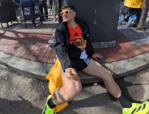 «Більше не побіжиш»: відомому блогеру довелося викликати допомогу на Бостонському марафоні (фото)