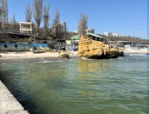 Екологи пояснили, чому Чорне море в Одесі стало жовтим (фото, відео)