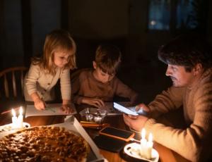 Света может не быть до трех раз в сутки: графики отключений в Киеве на 8 декабря