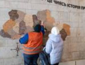 На станции метро «Золотые Ворота» появилась интерактивная карта Украины