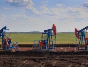 Нефтяные доходы РФ упали вдвое в марте