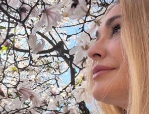 Сумська влаштувала романтичну зйомку з чоловіком біля київських магнолій (фото)