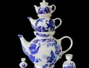 «Кобальтові квіти на порцеляні зачаровують своєю вишуканістю», — колекціонерка Людмила Карпінська-Романюк