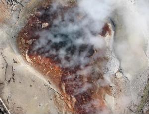 В США проснулся самый большой в мире кислотный гейзер