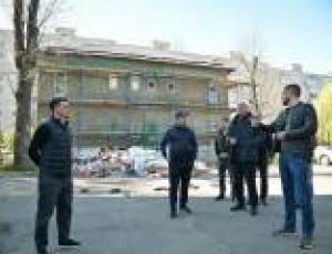 В Святошинском районе продолжается восстановление домов, поврежденных вражескими обстрелами