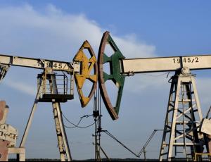 Россия рекордно сократила добычу нефти из-за атак дронов - СМИ