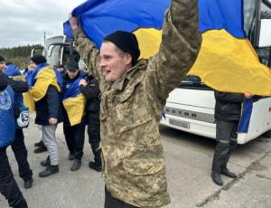 Додому повернулися ще 300 колишніх полонених захисників України (фото)