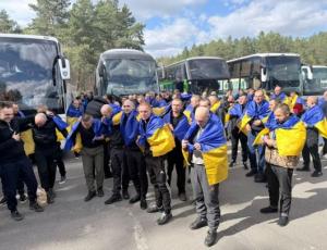 З російської неволі додому: Україна звільнила 193 своїх захисників
