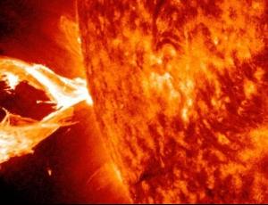 На Солнце зафиксировали гигантский протуберанец