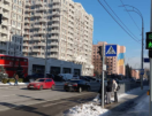 По улице Михаила Максимовича заработал светофор, обустроенный с учетом принципов безбарьерности