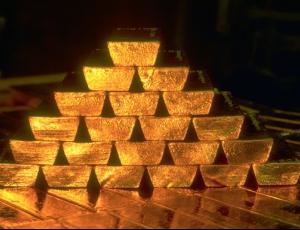 Золото подорожало после резкого падения накануне