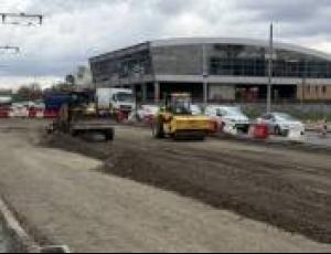 Дорожники ремонтируют участок Броварского проспекта возле станции метро «Дарница»