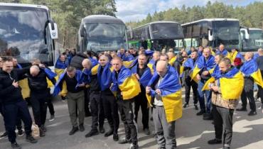 З російської неволі додому: Україна звільнила 193 своїх захисників