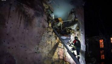 Горять будинки, триває розбір завалів, є загиблі та поранені: рф вдарила по українських містах (фото, відео)