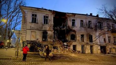 Ворог атакує українські міста: горять будинки, є постраждалі (фото, відео)