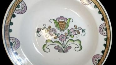 «Можливо, й у вашій оселі є фаянсові тарілки, розписані мисткинею Асею Мікеєвою», — колекціонерка Людмила Карпінська-Романюк