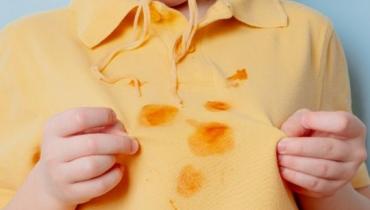 Як швидко вивести жир з одягу: п’ять перевірених засобів, що рятують речі