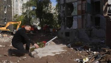 Біля зруйнованого будинку у Києві Зеленський вшанував пам'ять загиблих внаслідок удару росіян (фото)