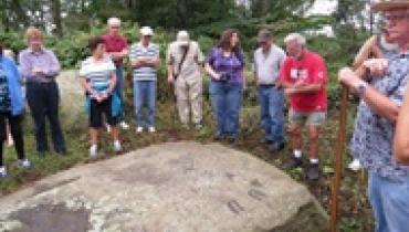 В США нашли 1000-летнюю скалу с загадочными следами