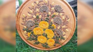 «Квіти кульбаби на картині створені з насіння огірка», — майстриня Наталія Тесленко