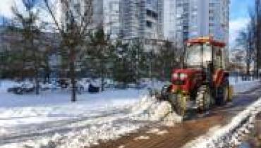 246 единиц спецтехники «Киевавтодора» с ночи работают на улицах города