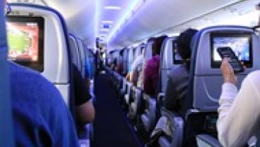 Пожилые пассажиры могут замедлять эвакуацию из самолета - исследование