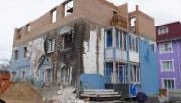 В Ирпене продолжается восстановление жилого дома, поврежденного в результате российской агрессии