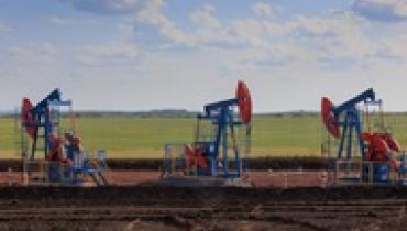 Нефтяные доходы РФ упали вдвое в марте