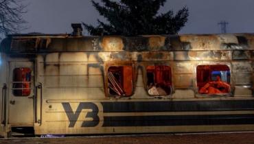 Нічна атака дронів: пошкоджено житлові будинки, локомотив електрички, автомобіль рятувальників (фото)