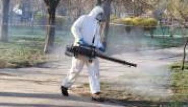 В Киеве продолжаются плановые обработки зеленых и прибрежных зон от клещей