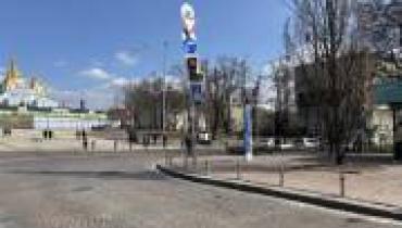 В Киеве появился первый светофор с красным кругом запрета