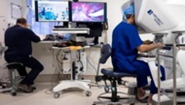 Хирург из Лондона прооперировал пациента на расстоянии 2400 километров