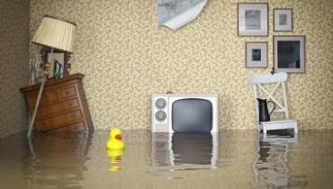 Чи можна ламати двері сусідів при аваріях: юрист попередив про наслідки