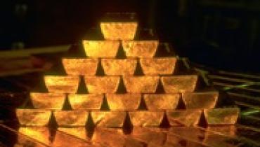 Золото подорожало после резкого падения накануне