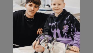 Співав його пісні в лікарні: YAKTAK здійснив мрію пораненого хлопчика з Херсона