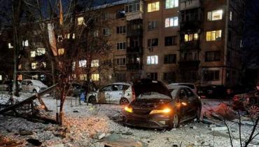 Росіяни атакували Київ балістикою і дронами: горять багатоповерхівки, є постраждалі (фото, відео)