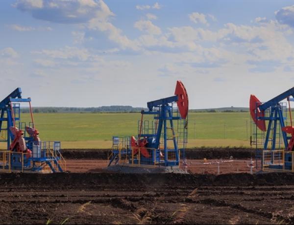 Нефтяные доходы РФ упали вдвое в марте