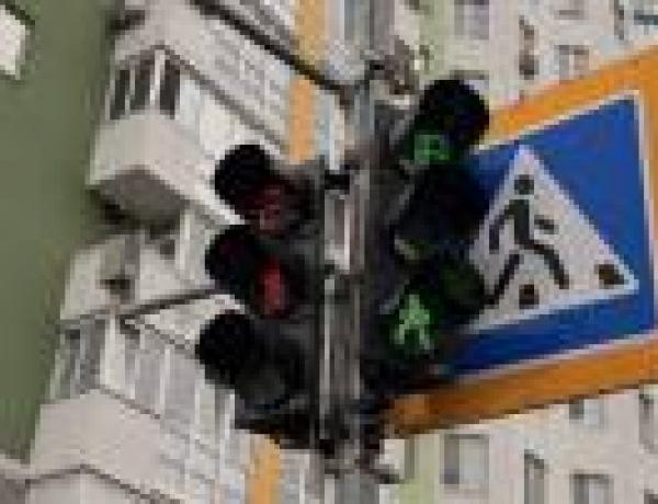 В Киеве продолжают оснащать светофорные объекты резервным питанием: автономно работают уже 544 объекта