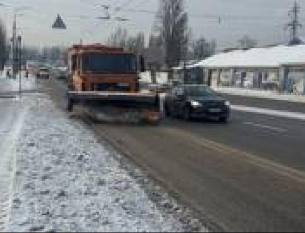 Ежедневно снег в Киеве убирают 300 единиц спецтехники