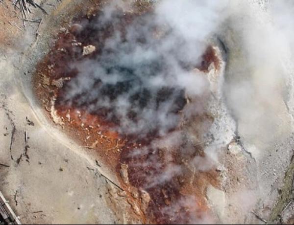 В США проснулся самый большой в мире кислотный гейзер