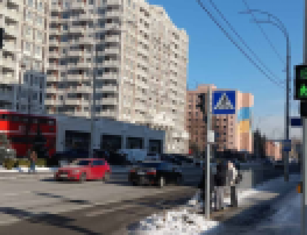 По улице Михаила Максимовича заработал светофор, обустроенный с учетом принципов безбарьерности