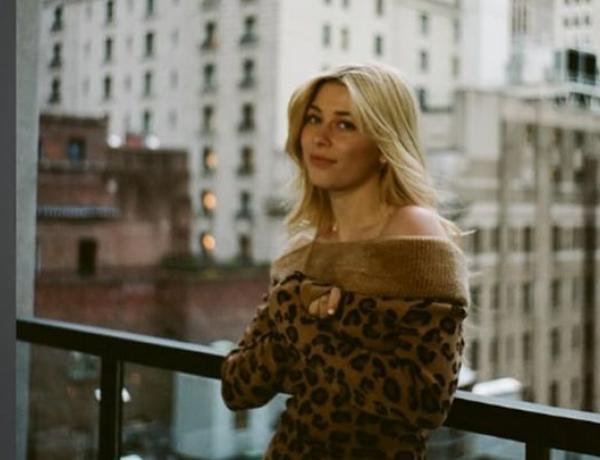 Донька Клаудії Шиффер похизувалась спокусливою фігурою у купальнику з глибоким декольте